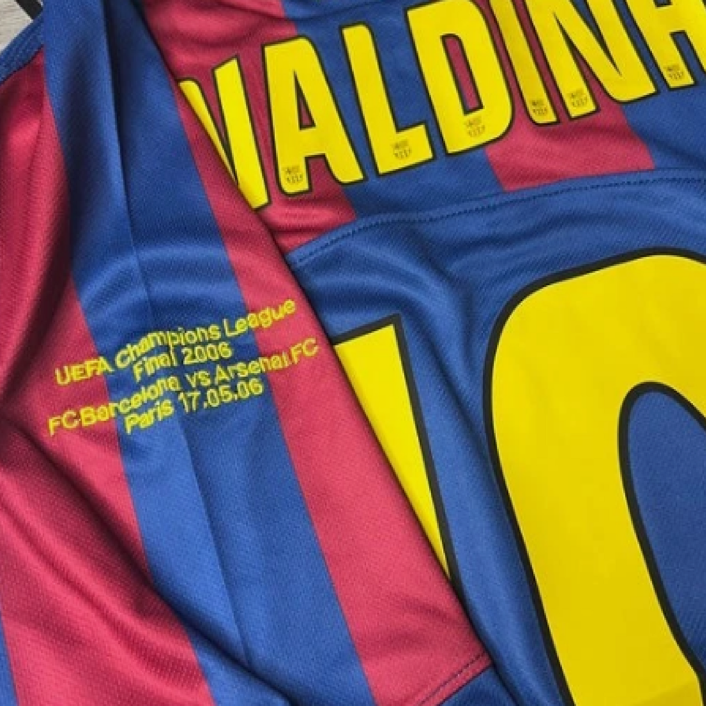 FC Barcelona 2005-06 Home Retro Jersey - Ronaldinho #10